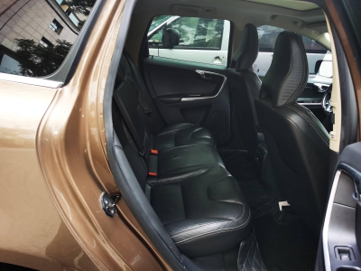 后排-闲置京牌车长租：4600 元/月 沃尔沃xc60 R-Design 个性运动版 5座 汽油SUV 尾号0 