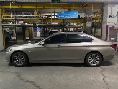 侧面-闲置京牌车长租：6200 元/月 宝马BMW 520Li 5座 汽油小轿车 尾号0 