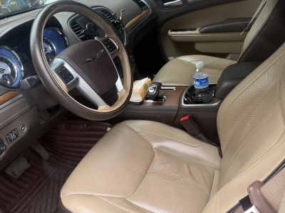 鲸牌链-京牌车长租平台-闲置京牌车长租：3200 元/月 JEEP克莱斯勒300C 5座 汽油小轿车 尾号6 