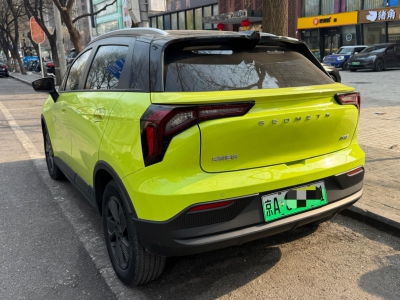 鲸牌链-京牌车长租平台-闲置京牌车长租:2600 元/月 吉利几何e萤火虫 霹雳虎版 5座 纯电小轿车 尾号1