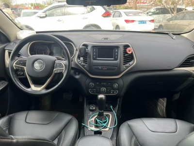 鲸牌链-京牌车长租平台-闲置京牌车长租：3400 元/月 JEEP自由光 5座 汽油SUV 尾号8 