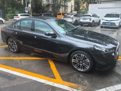 鲸牌链-京牌车长租平台-闲置京牌车长租：11000 元/月 宝马BMW 530i （进口） 5座 汽油小轿车 尾号2 